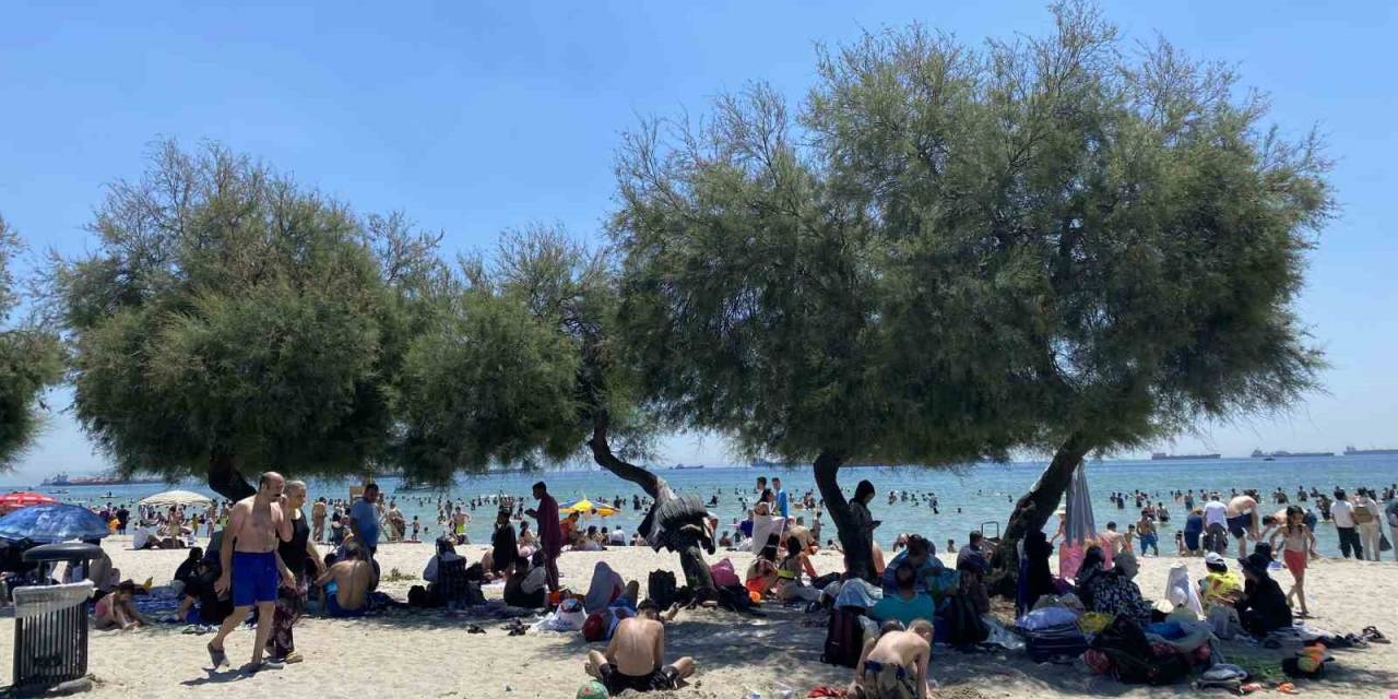 Menekşe Plajı’ndaki Yoğunluk Havadan Görüntülendi