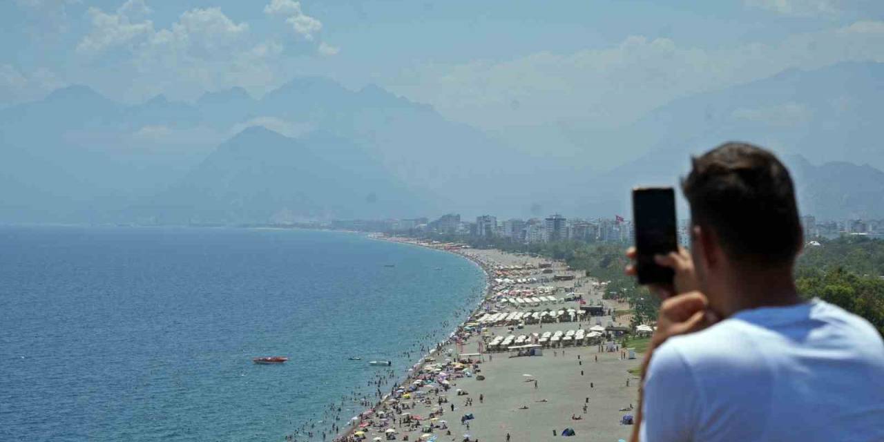 Antalya Sahillerinde Bayram Yoğunluğu Artarak Devam Ediyor