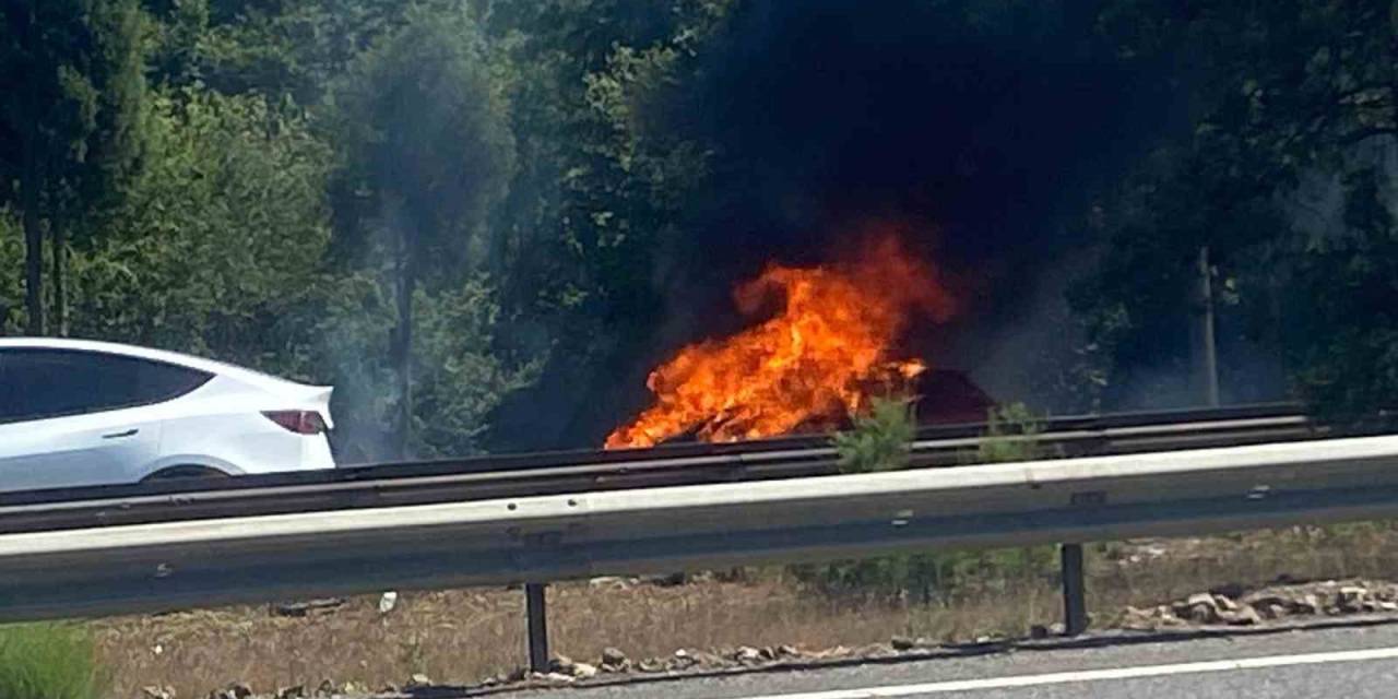 Otoyolda Alev Alev Yandı: Otomobilden Geriye Demir Yığını Kaldı