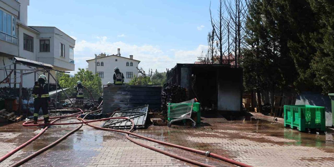 Market Deposunda Yangın Çıktı: 2 Kişi Dumandan Etkilendi