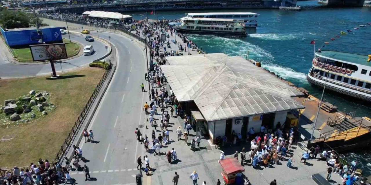Kurban Bayramı’nın İkinci Gününde Eminönü’nde Hareketlilik