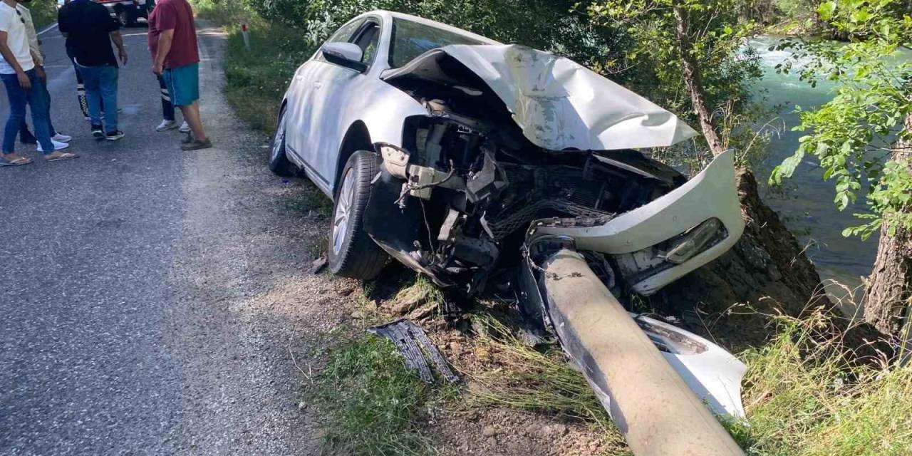 Tunceli’de Kontrolden Çıkan Araç Elektrik Direğine Çarptı: 4 Yaralı