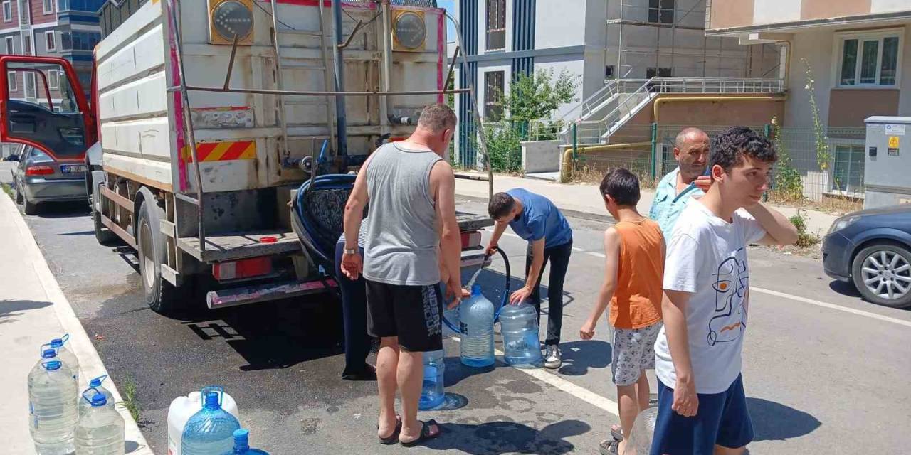 Tekirdağ’da 90’ları Aratmayan Görüntü: Bayram Günü Tankerlerle Su Taşıdılar