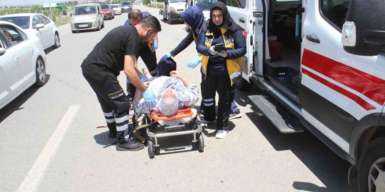 Konya’da 4 Kişinin Yaralandığı Zincirleme Kazada, Ağlayan Çocukları Polis Ve Vatandaşlar Sakinleştirdi