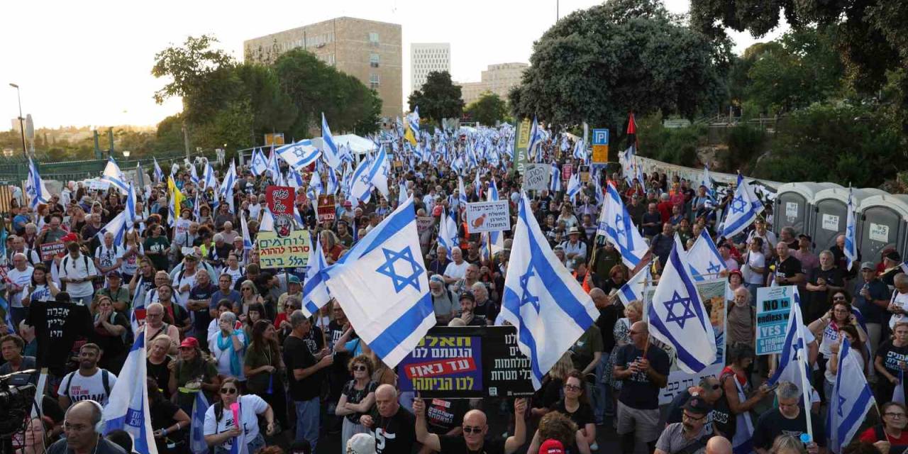 İsrail Parlamentosu Önünde Erken Seçim Protestosu