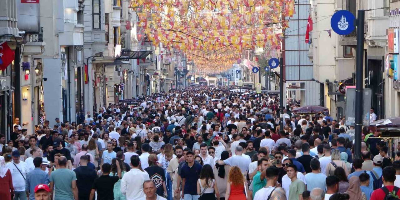 İstiklal Caddesi Bayramda Ziyaretçi Akınına Uğradı
