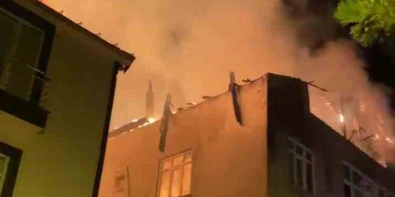 Sancaktepe’de Binanın Çatısı Alev Alev Yandı