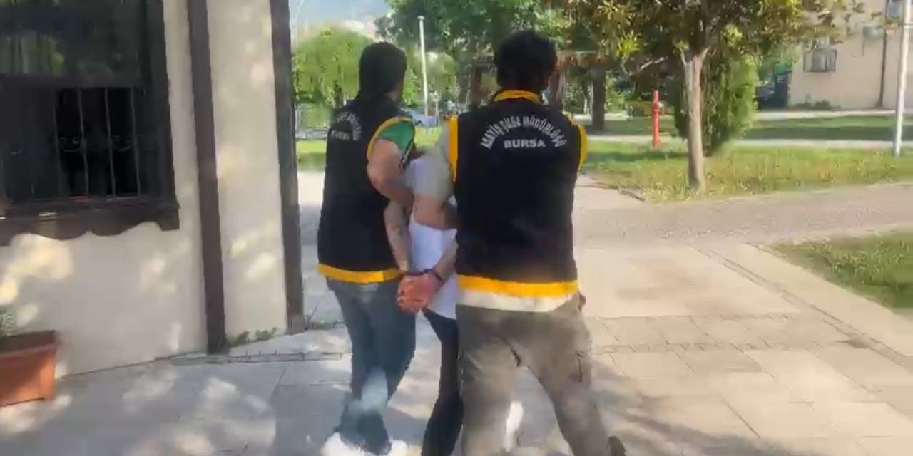 25 Yıl Hapis Cezasıyla Aranan Suç Makinesi, Cumhuriyet Caddesi’nde Güzellik Merkezi Broşürü Dağıtırken Yakalandı