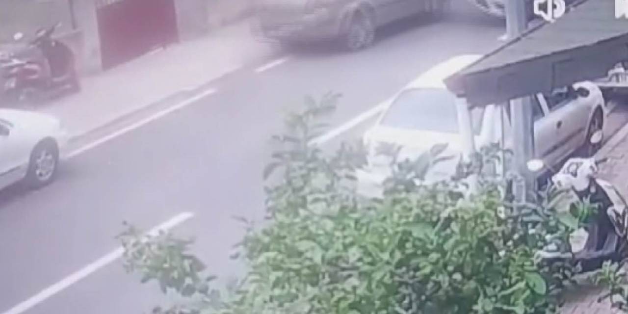 Akıl Almaz Kaza, Park Halindeki Araca Çarpan Otomobil Ters Döndü O Anlar Kamerada