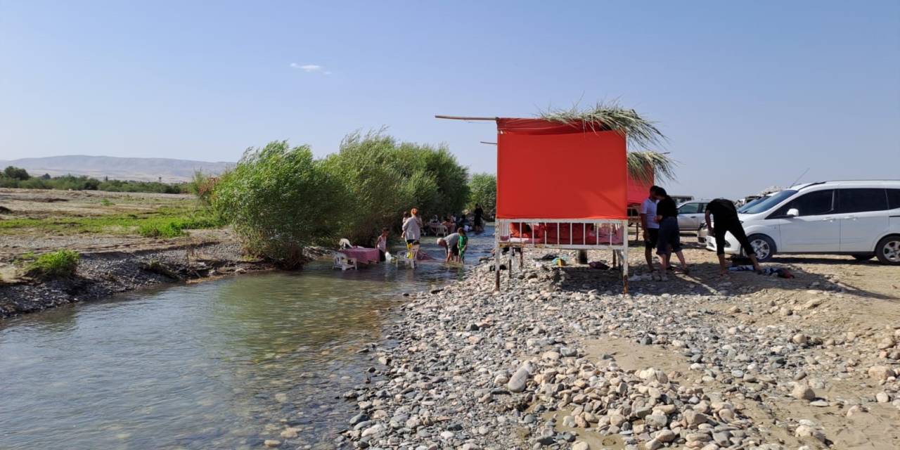 Bunaltıcı Sıcakta Bayram Tatilini Fırsata Çeviren Vatandaşlar Serin Yerleri Tercih Etti