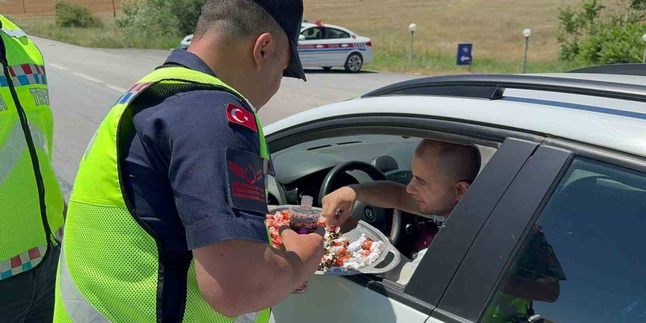 Jandarma Sürücüleri Şeker Ve Kolonya İle Durdurdu