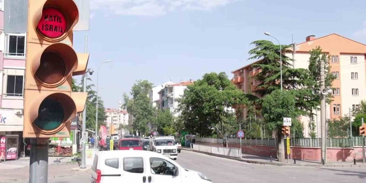 İsrail, Trafik Lambalarına Yazılan Yazı İle Protesto Edildi