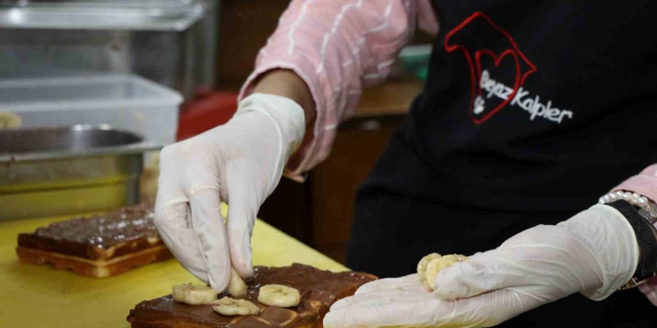 Okul Hayatına Ara Vermek Zorunda Kalan Çocuklar Hobi Atölyelerinde Eğitim Alıyor