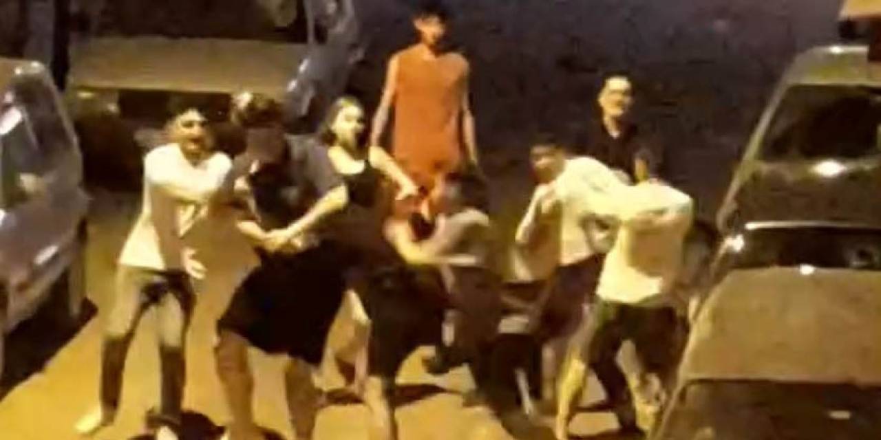 Gençler Tekme Yumruk Birbirine Girdi