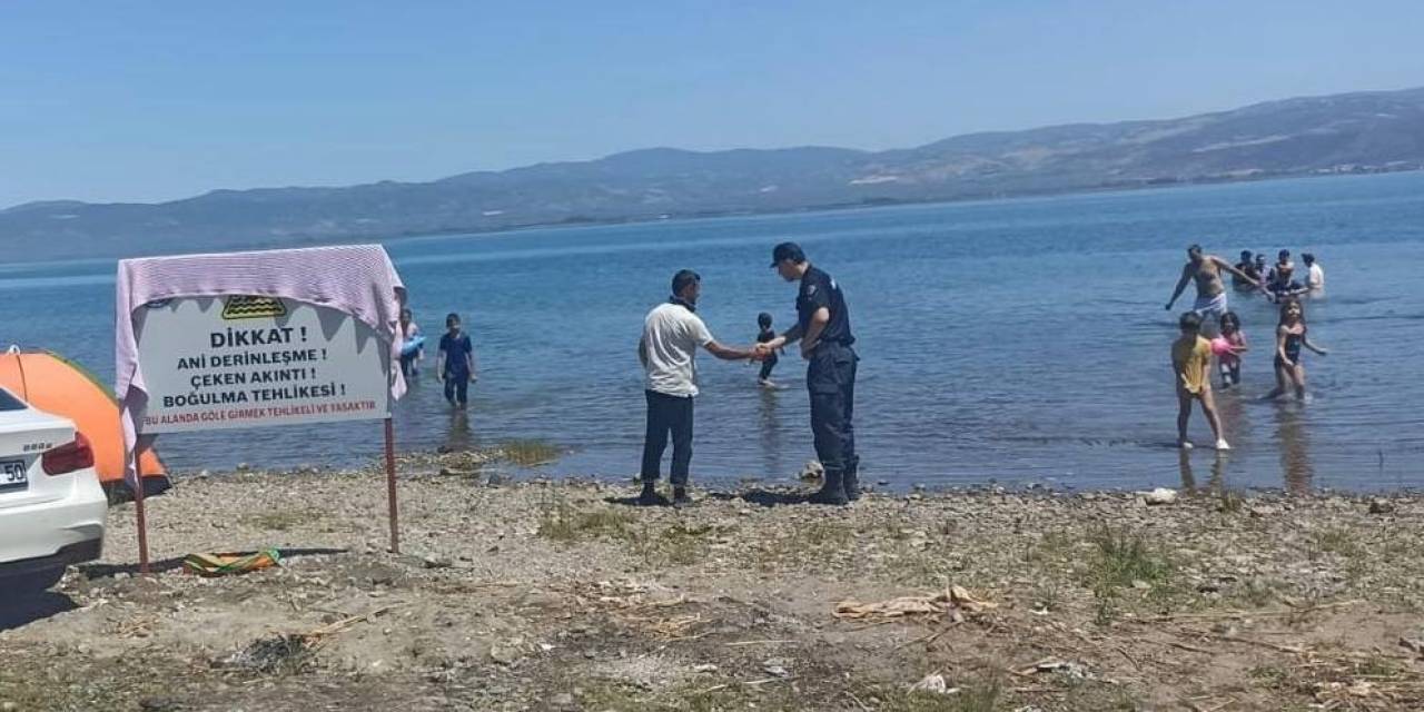 Göle Girilmez Tabelasına Havlu Asıp Yüzdüler