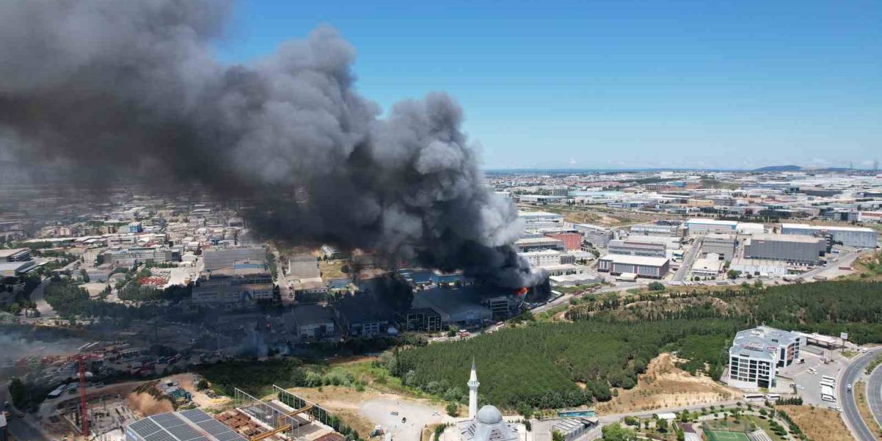 Tuzla’da Yanan Fabrika Havadan Görüntülendi