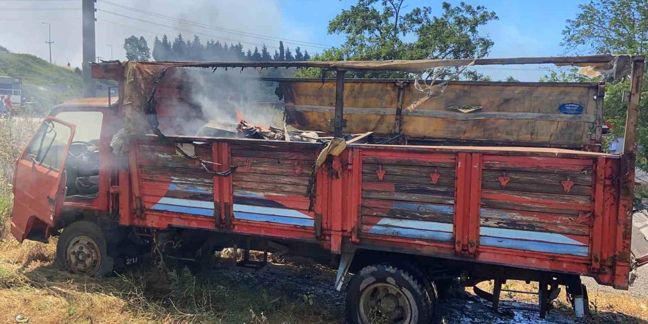 Kocaeli İstanbul Sınırındaki Yangın Araçlara Ve Otluk Alana Sirayet Etti