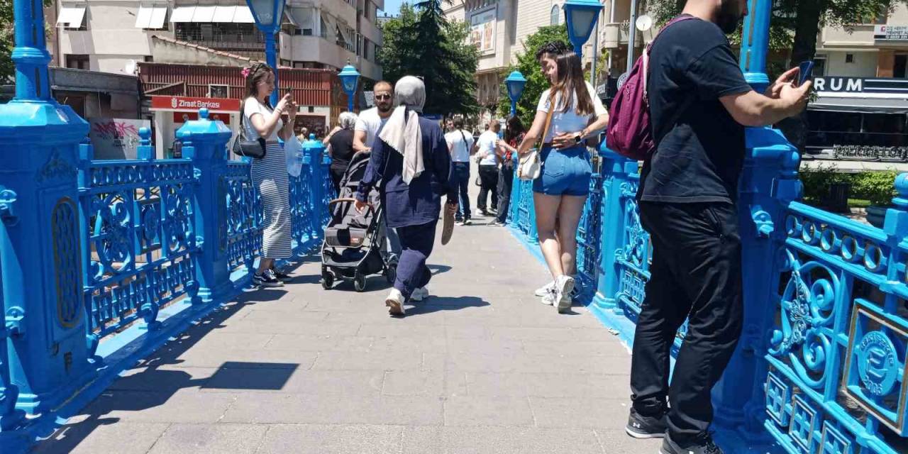 Bayram Tatilini Fırsat Bilen Vatandaşlar Çarşıya Akın Etti