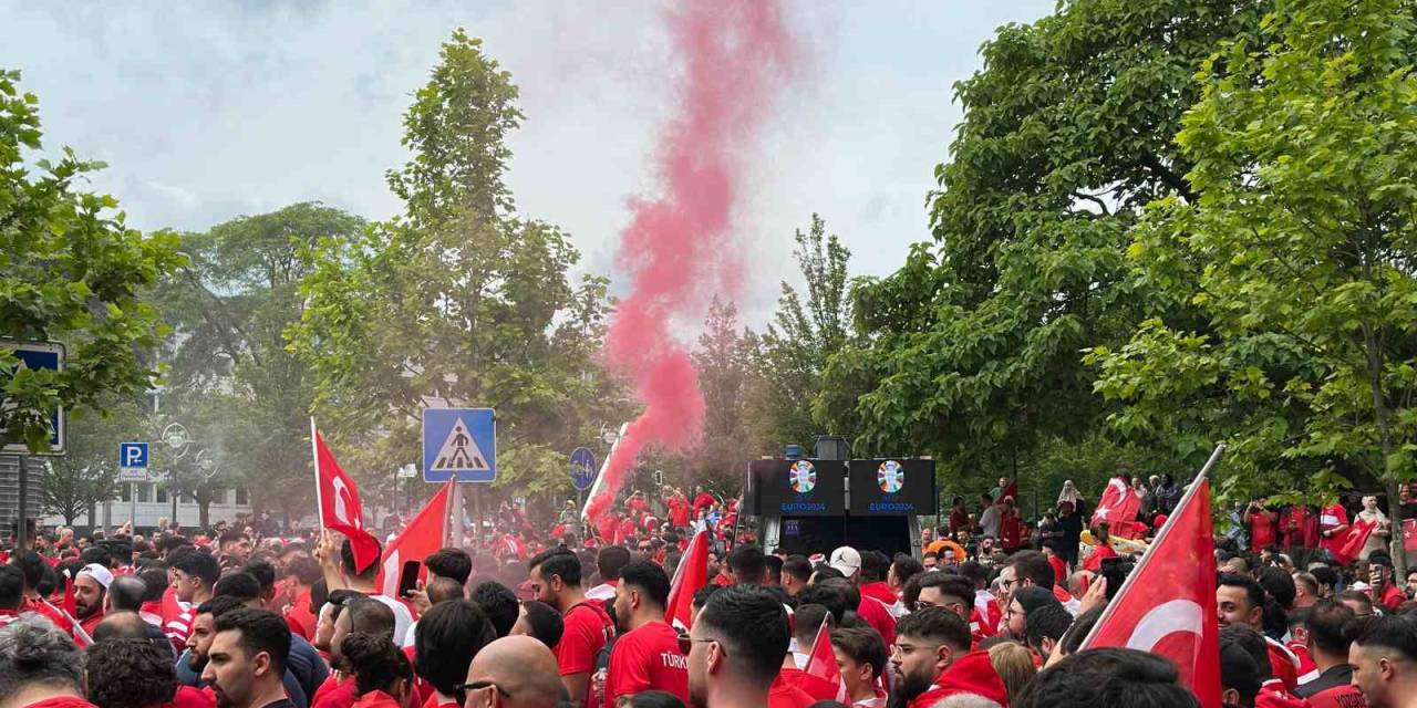 Dortmund Sokakları Kırmızı-beyaz