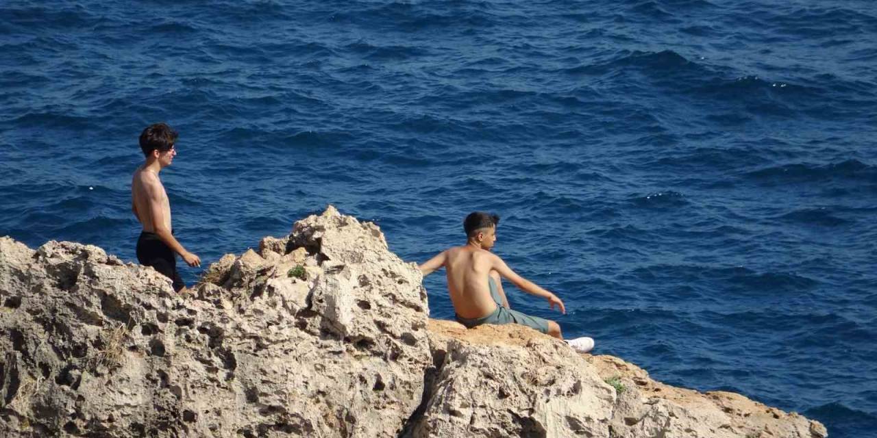 Gençlerin Falezlerde Tehlikeli Manzara Keyfi