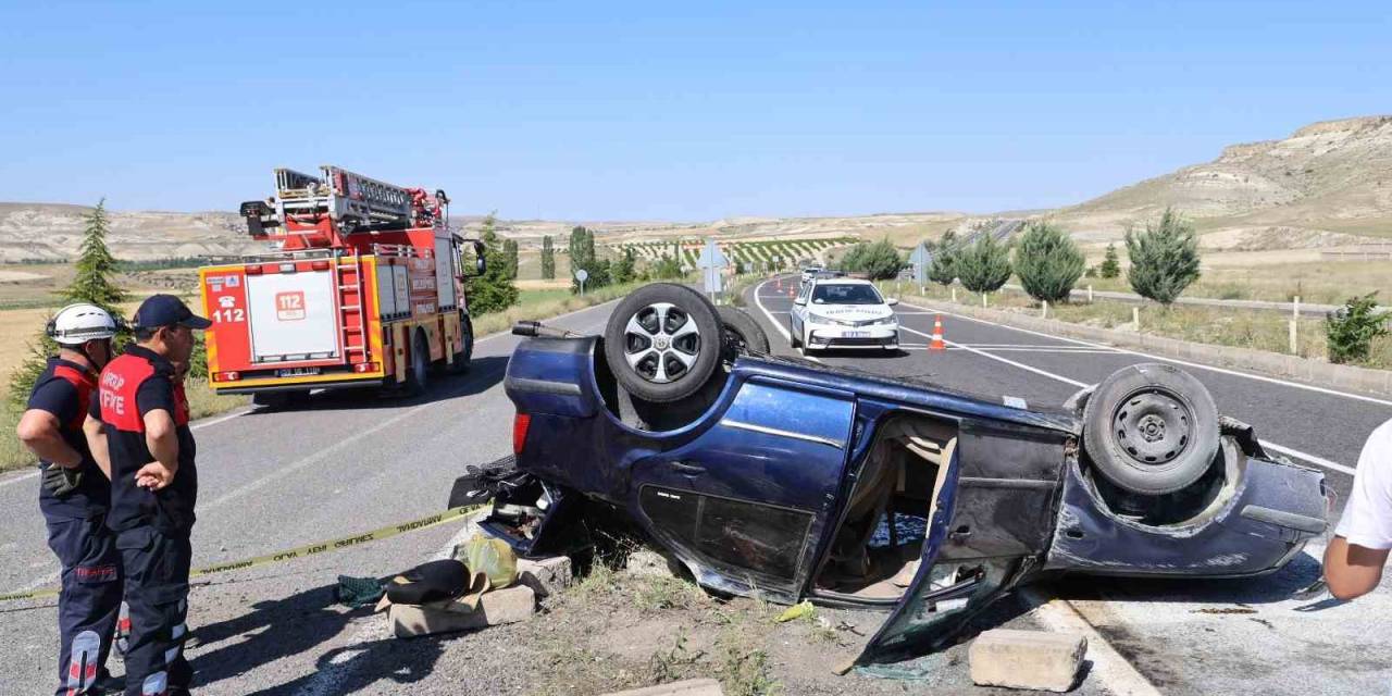 Refüje Çarpan Otomobil Havalanarak Takla Attı: 5 Yaralı