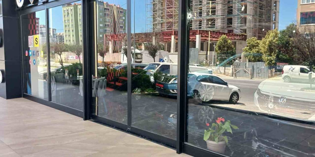 Beylikdüzü’nde Önce Tehdit Ettiler Ardından 2 Kez Galeriyi Kurşunladılar