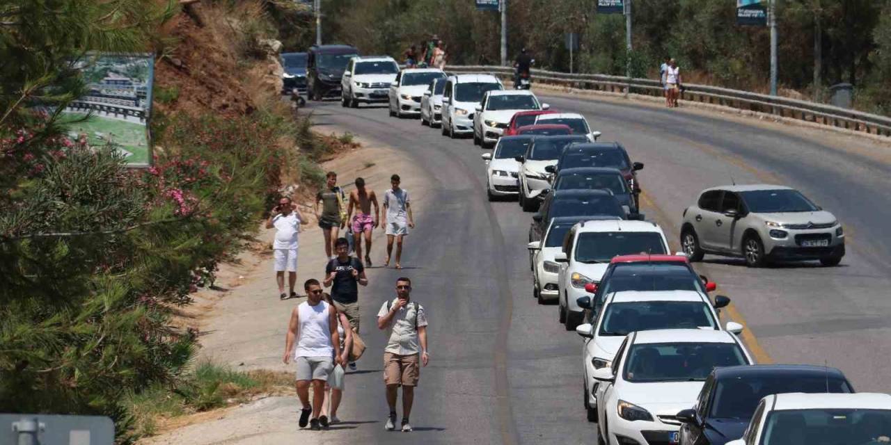 Tatilciler, Ölüdeniz’e Ulaşmak İçin Kilometrelerce Yürüdüler