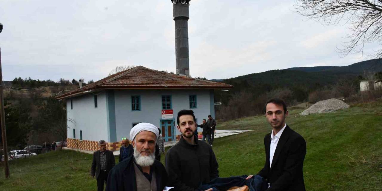 500 Yıllık Tarihi Camide Buluşan Köylülerden Geleneksel Bayramlaşma Töreni