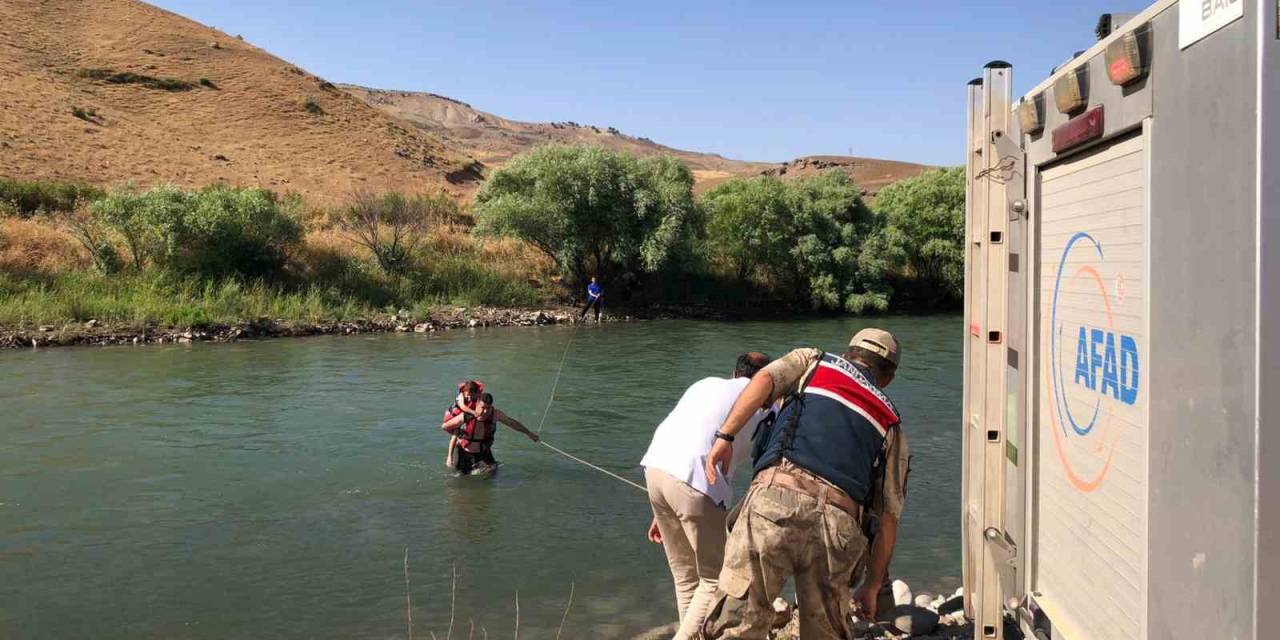 Siirt’te Baraj Suyunun Yükselmesiyle Mahsur Kalan Aile Kurtarıldı