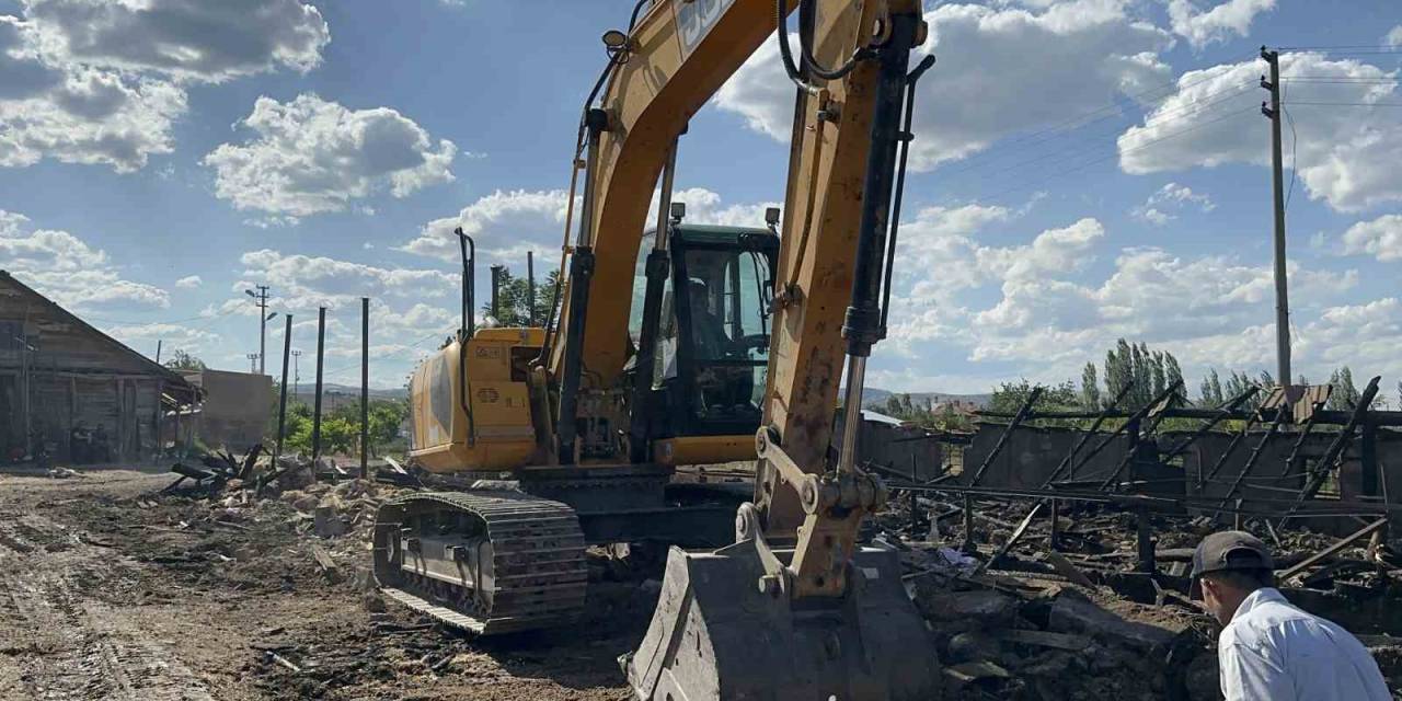 Ankara’da Ahır Yangını: 12 Büyükbaş Hayvan Telef Oldu