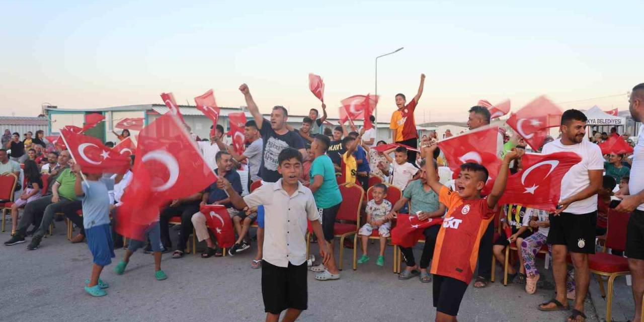 Depremzedeler, Milli Maç Heyecanını Konteyner Kente Kurulan Dev Ekranda Yaşadı