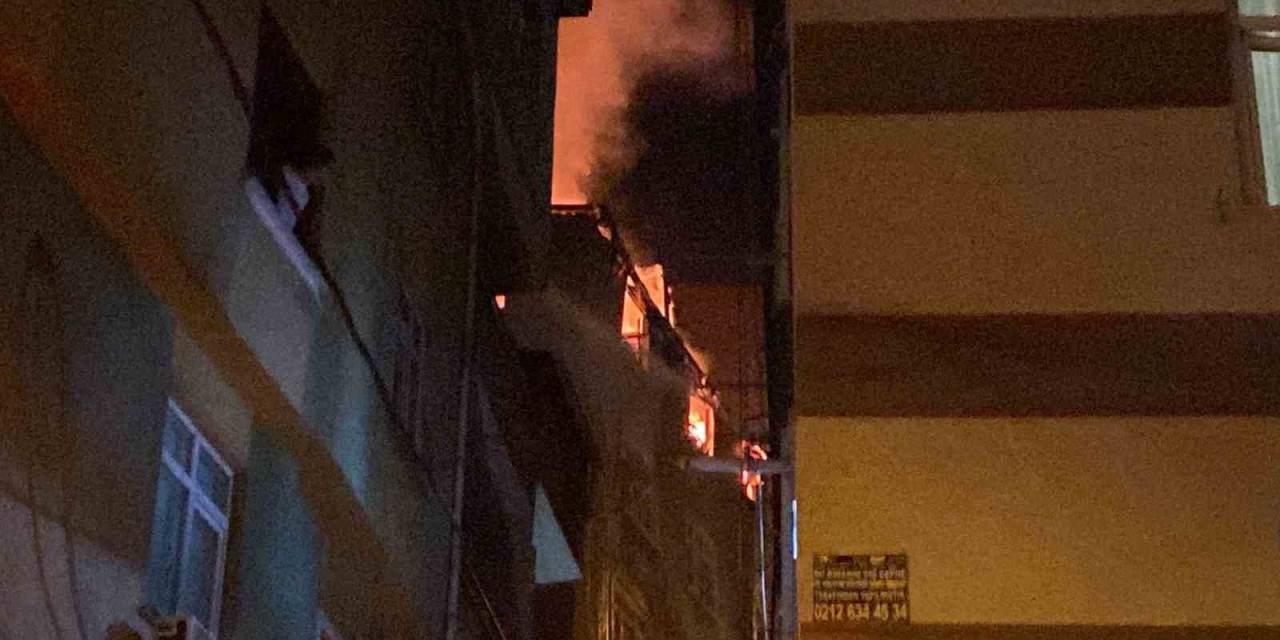 Kağıthane’de 5 Katlı Binanın Çatı Katı Alev Alev Yandı