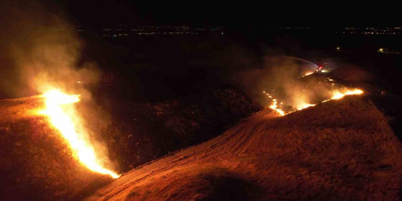 Boş Arazide Başlayan Yangın 8 Saattir Sürüyor