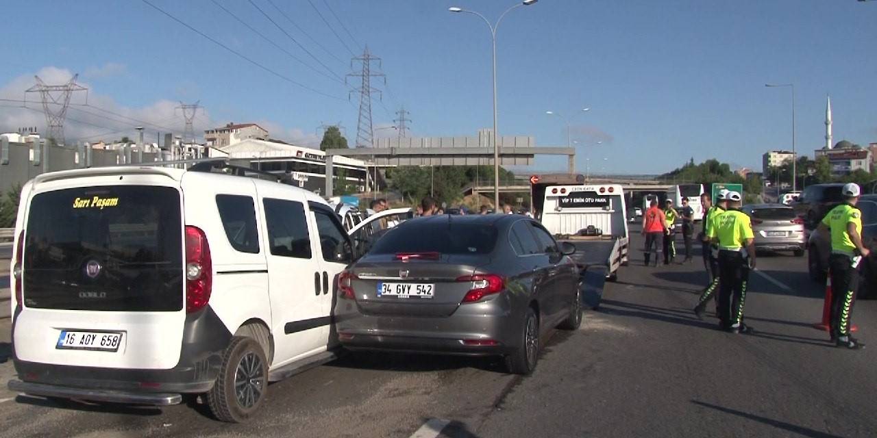 Sultanbeyli’de 3 Araç Birbirine Girdi: 2 Yaralı