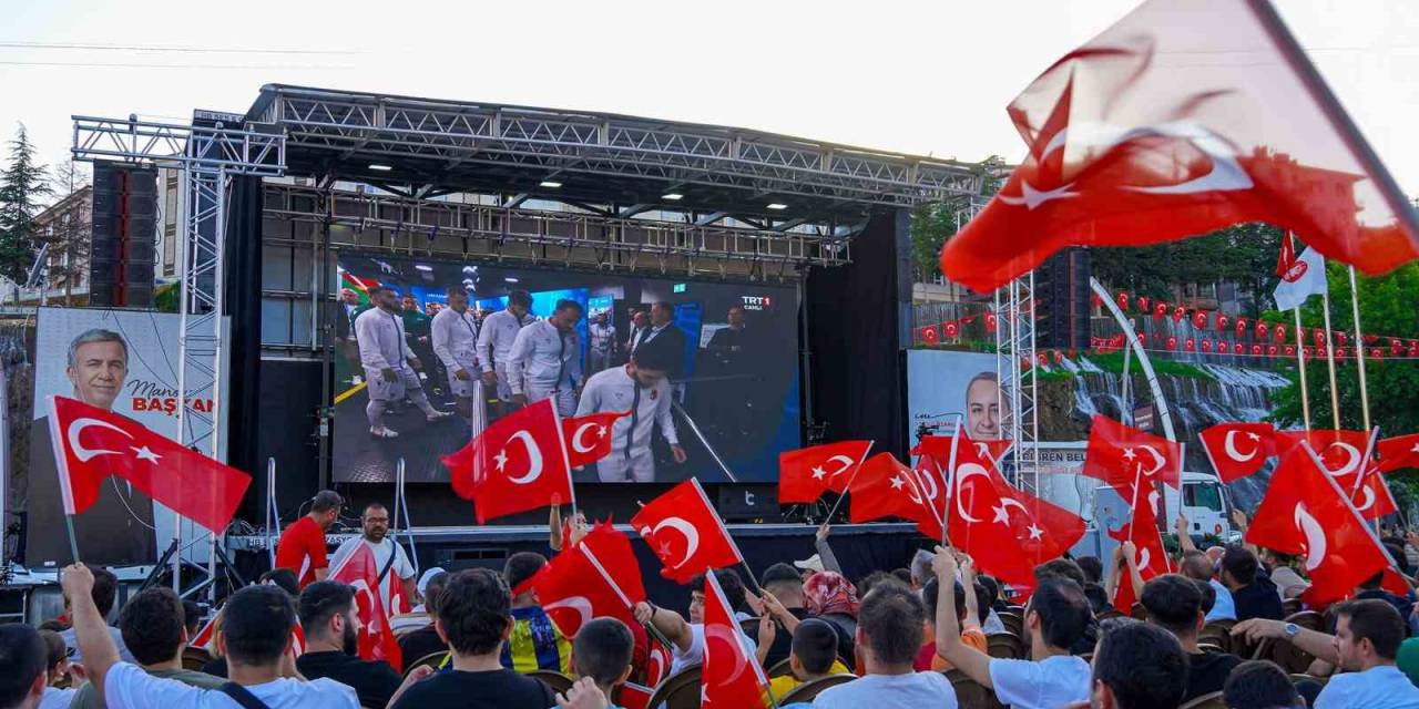 Keçiören’de Vatandaşlar Türkiye A Milli Futbol Takımının Maçını Dev Ekranda İzledi