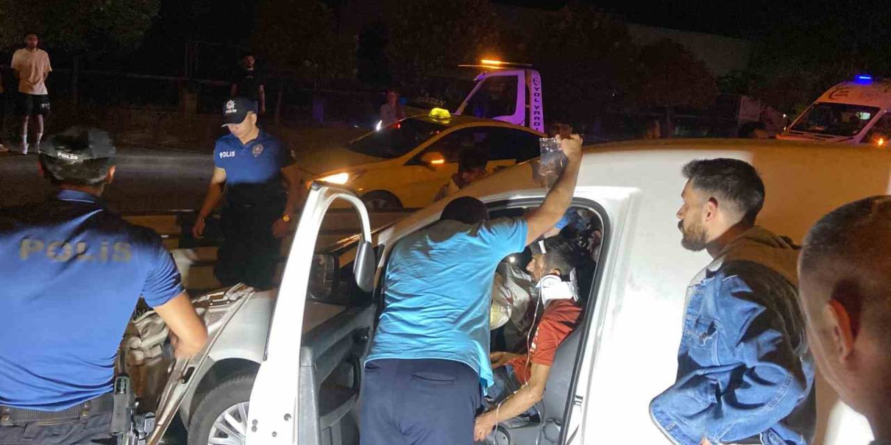 Bariyere Çarpan Araçta 2 Kişi Sıkıştı