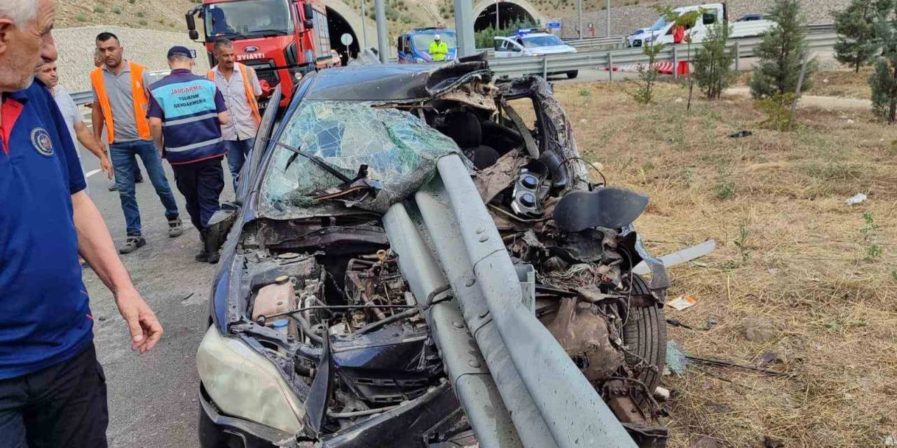 Kaza Yapan Otomobil Bariyerlere Ok Gibi Saplandı