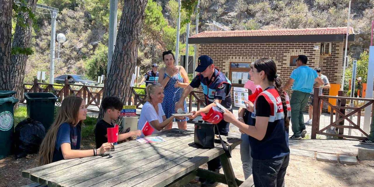 Jandarmadan Vatandaşlara Bayram Kutlaması