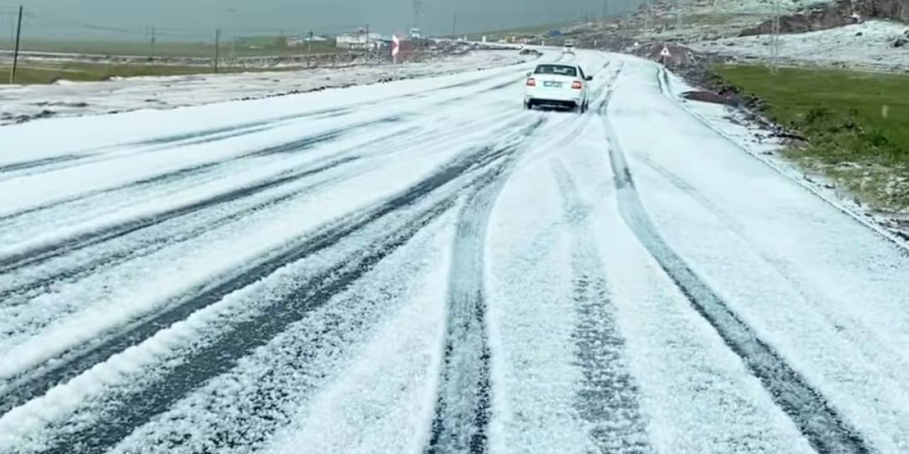 Dolu Yağışı Sonrası Karayolu Beyaza Büründü