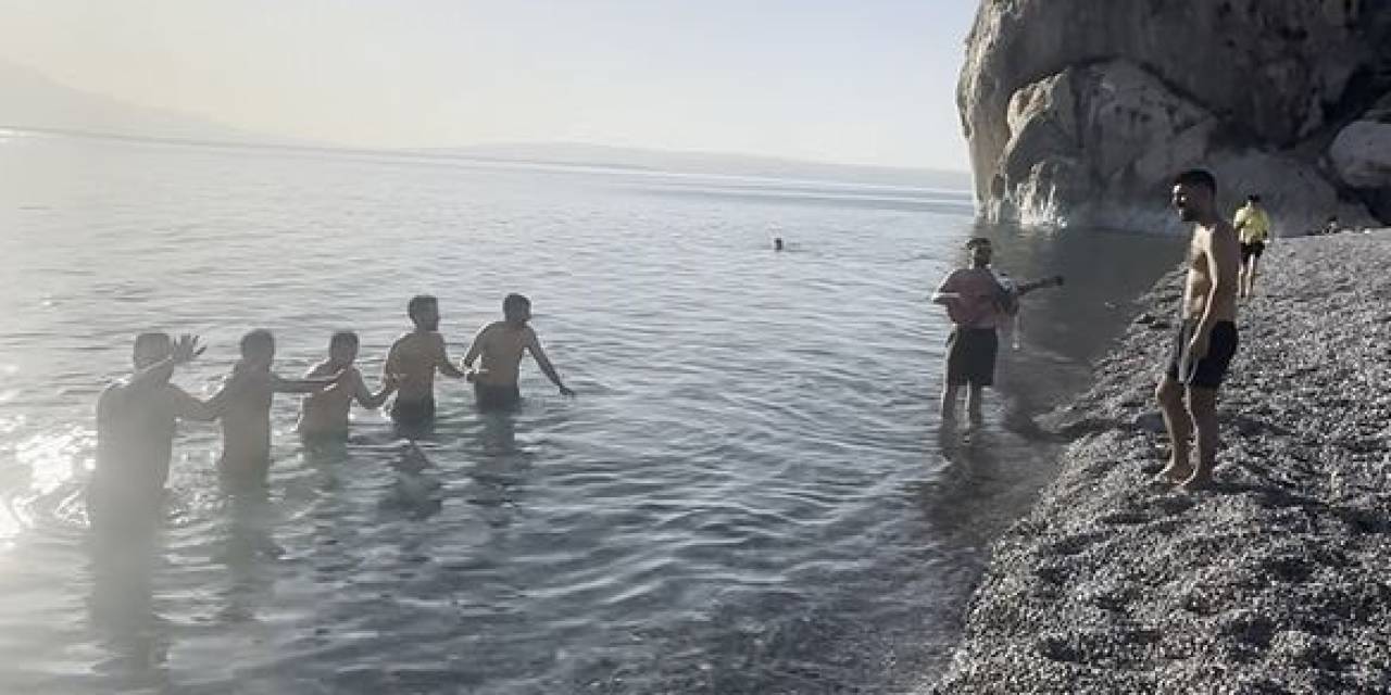 Van Gölü’nde Halaylı Sezon Açılışı