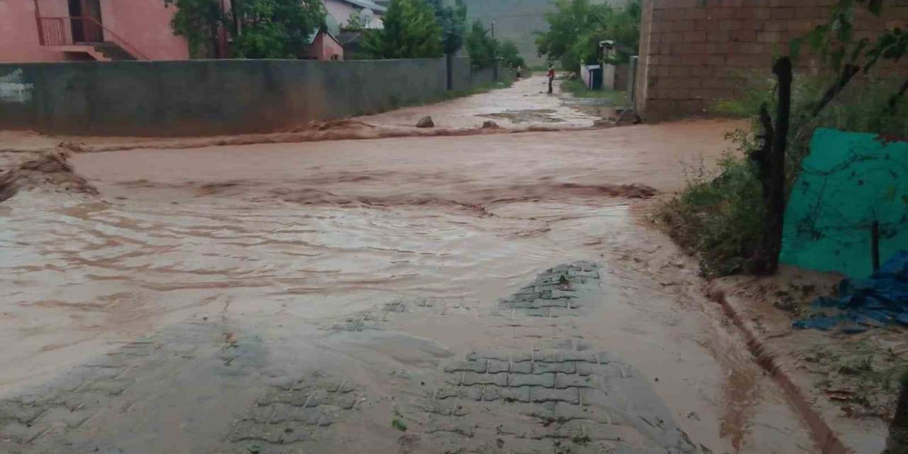 Kağızman’ı Sel Vurdu, Çok Sayıda Ev Ve Ahır Yıkıldı