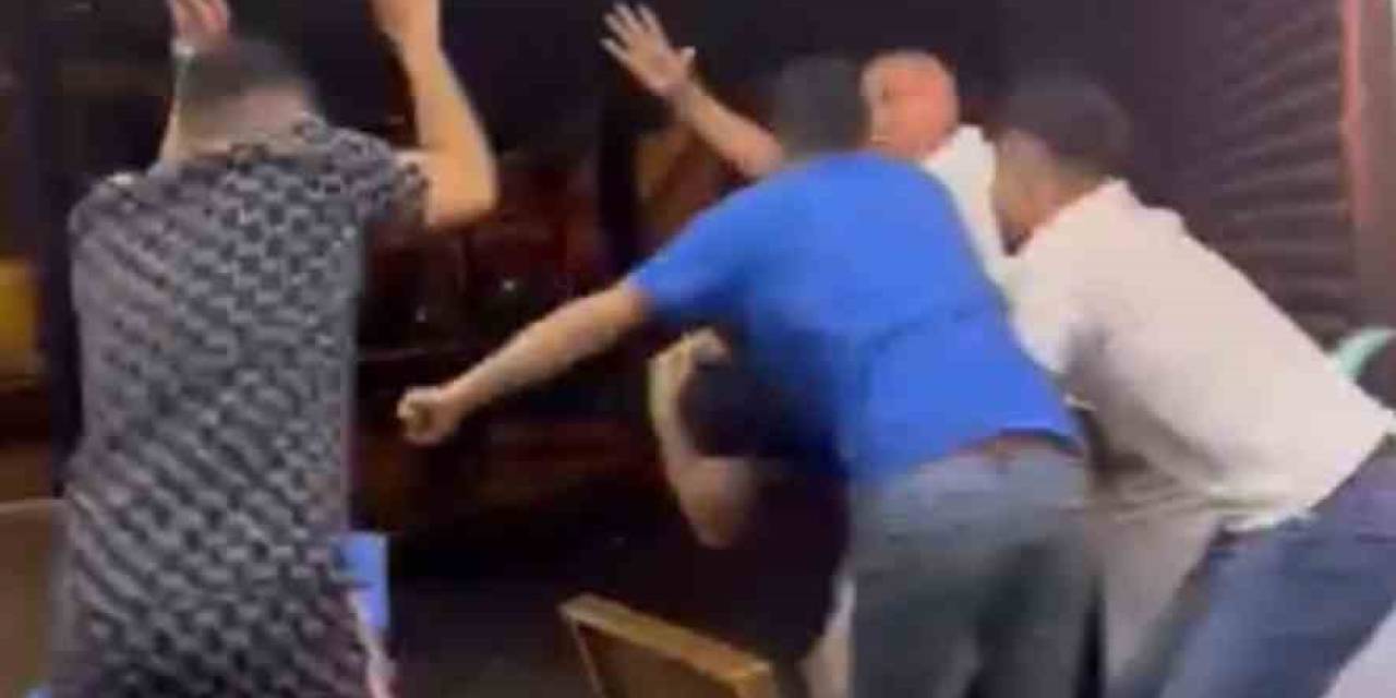 İstanbul’da Dondurmacıda Tekme, Yumruk Ve Tabureli Kavga Kamerada: 1 Kişiye 5 Kişi Saldırdı