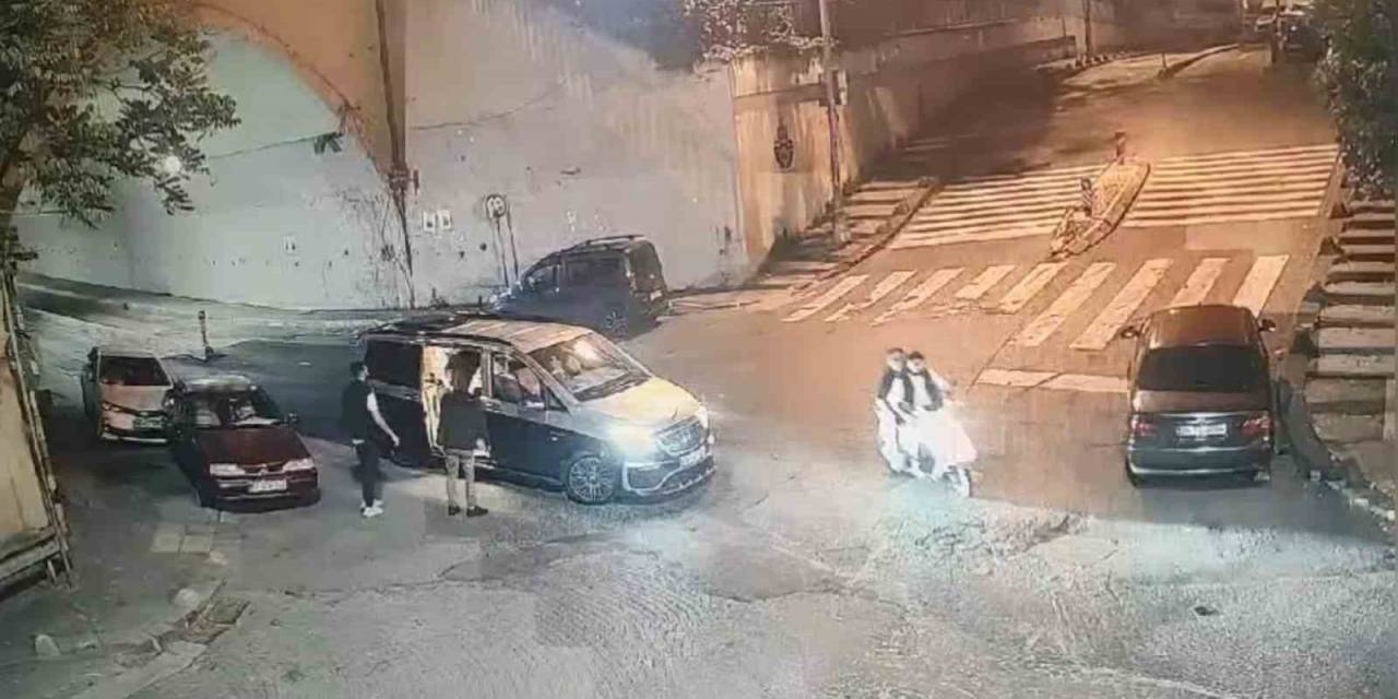 Yardım İstediği Şahıs, Silahla Vurup Araçtan Attı