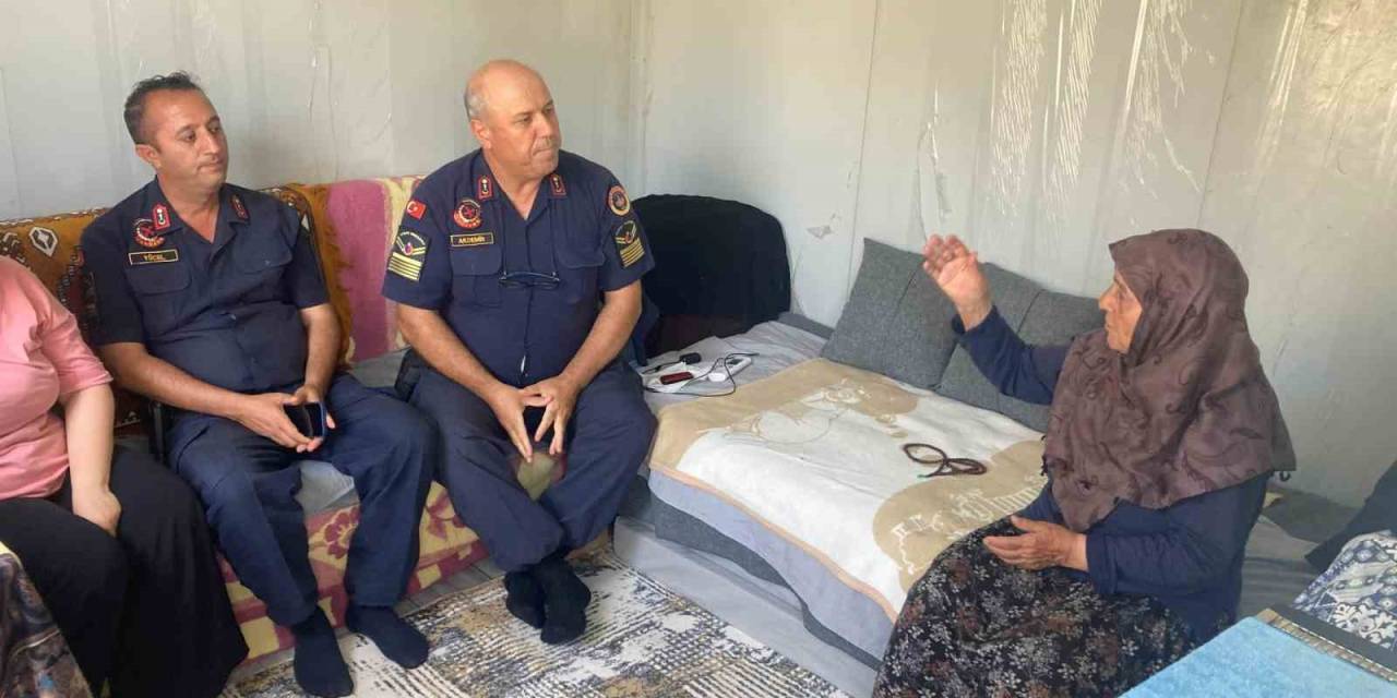 Jandarmadan Depremzedelere Bayram Ziyareti