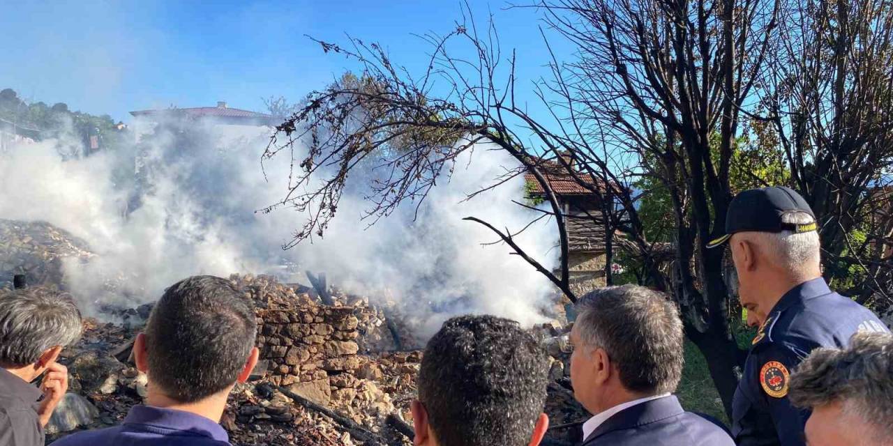 Sinop’ta Çıkan Yangında 5 Ev Küle Döndü