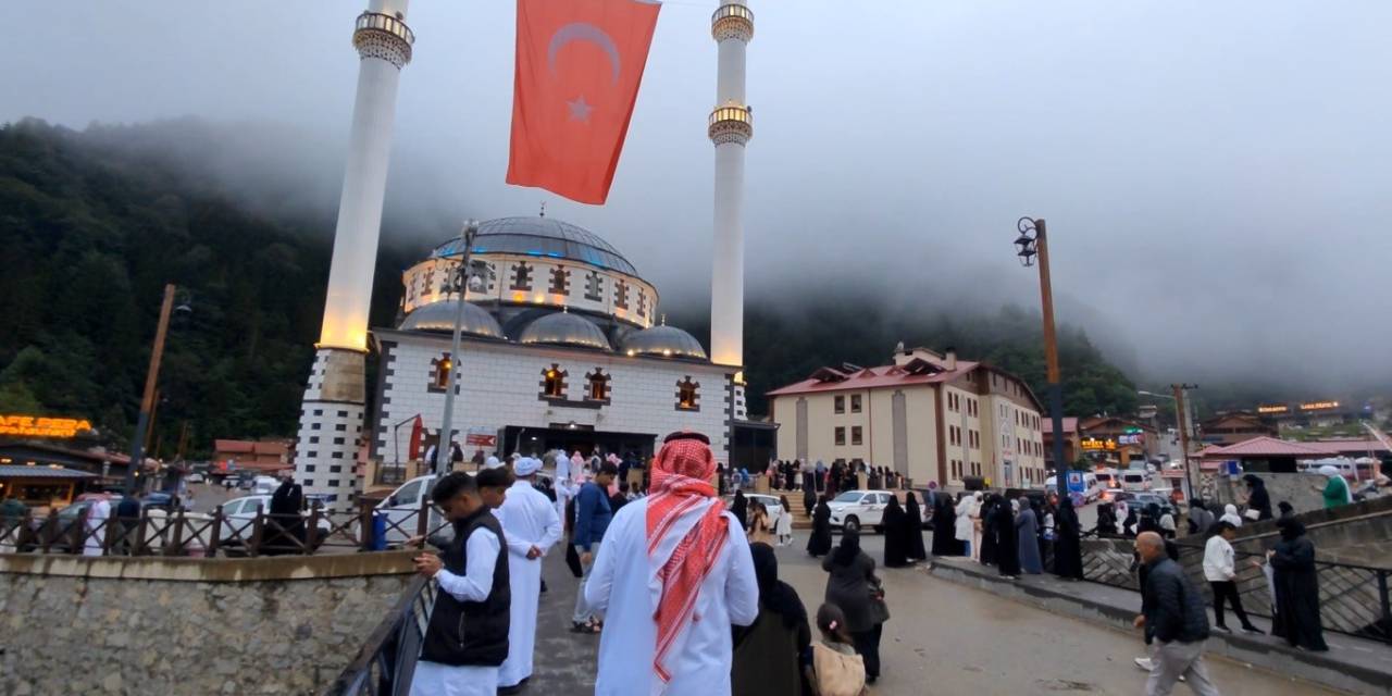 Uzungöl’de Bayram Yoğunluğu: Kilometrelerce Araç Kuyruğu Oluştu