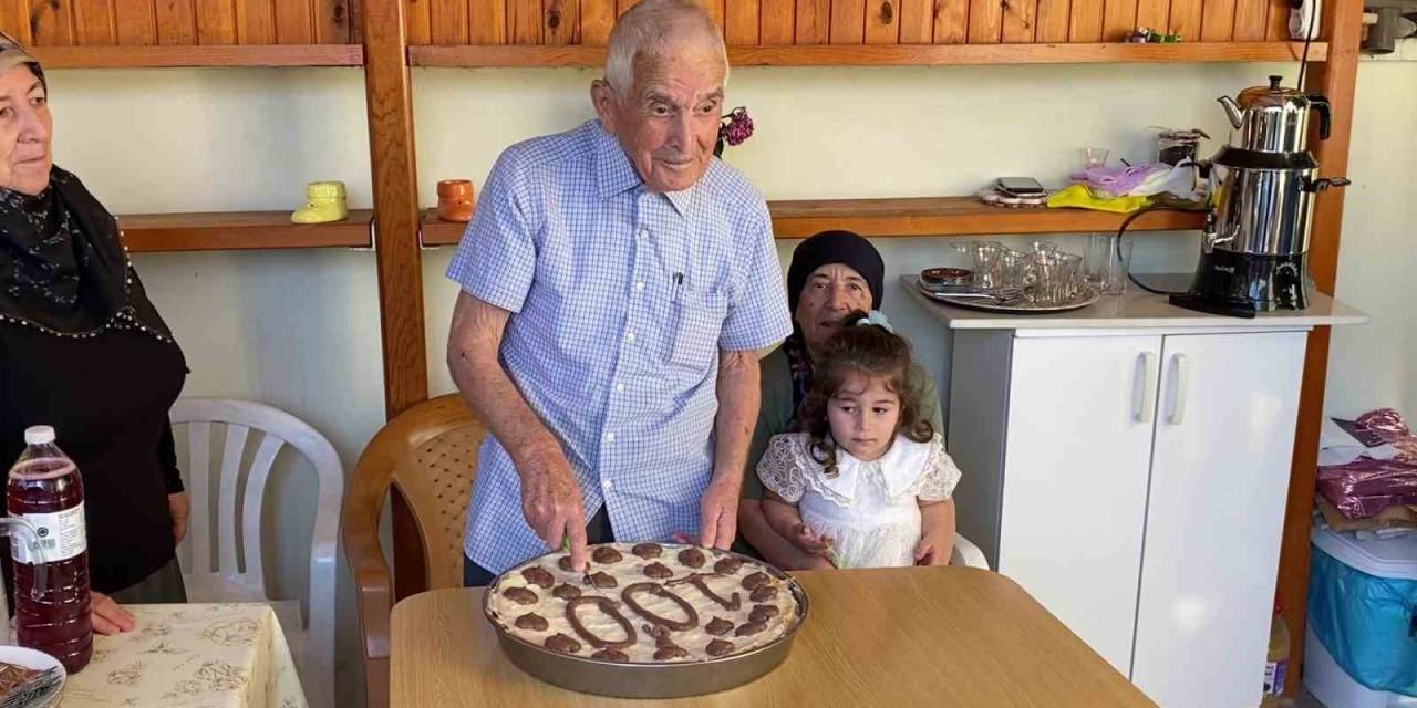 100. Yaşına Komşularının Sürpriziyle Girdi