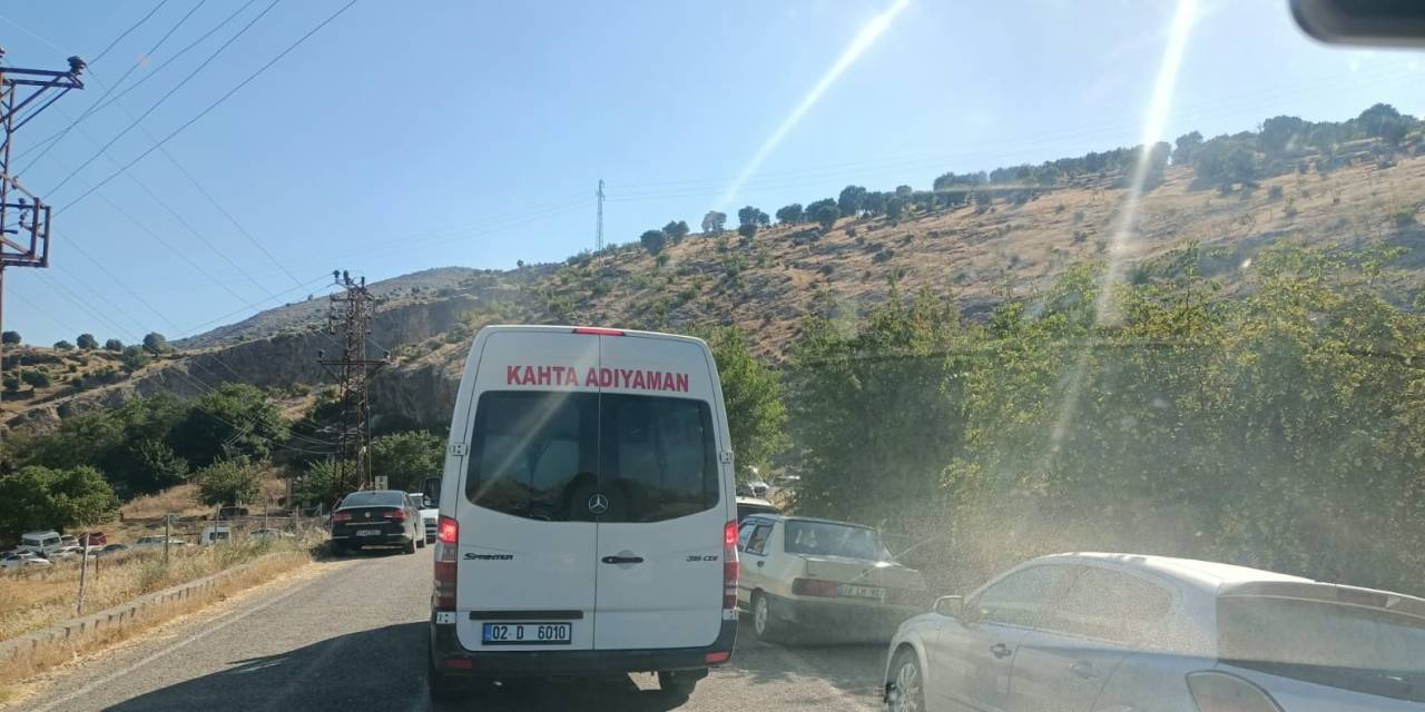 Piknikçilerin Hatalı Parkı Yolu Trafiğe Kapattı