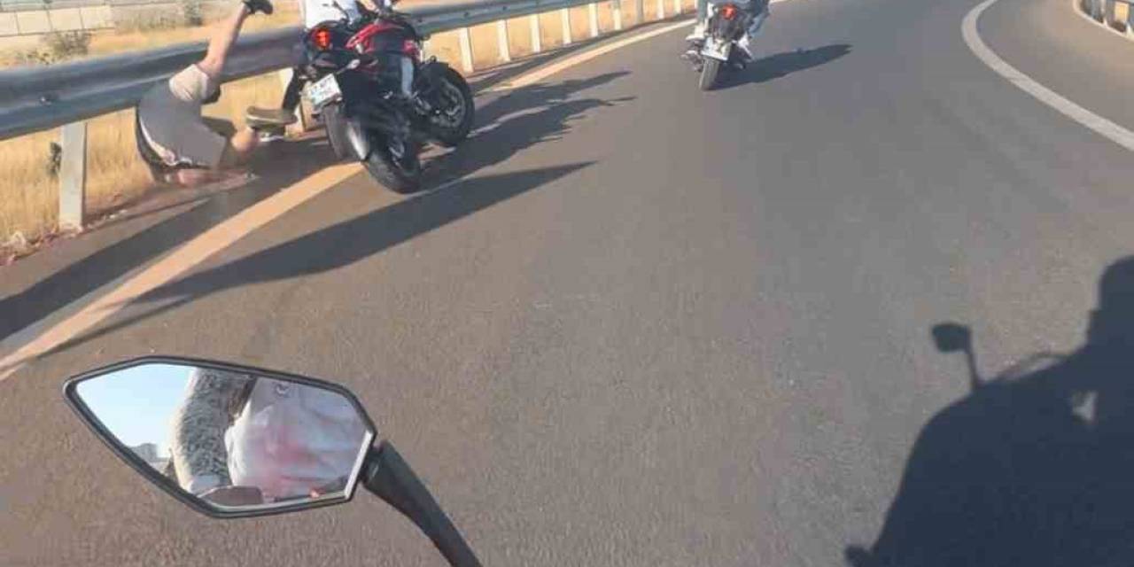 2 Motosikletin Çarpıştığı Feci Kaza Kamerada: 2 Yaralı