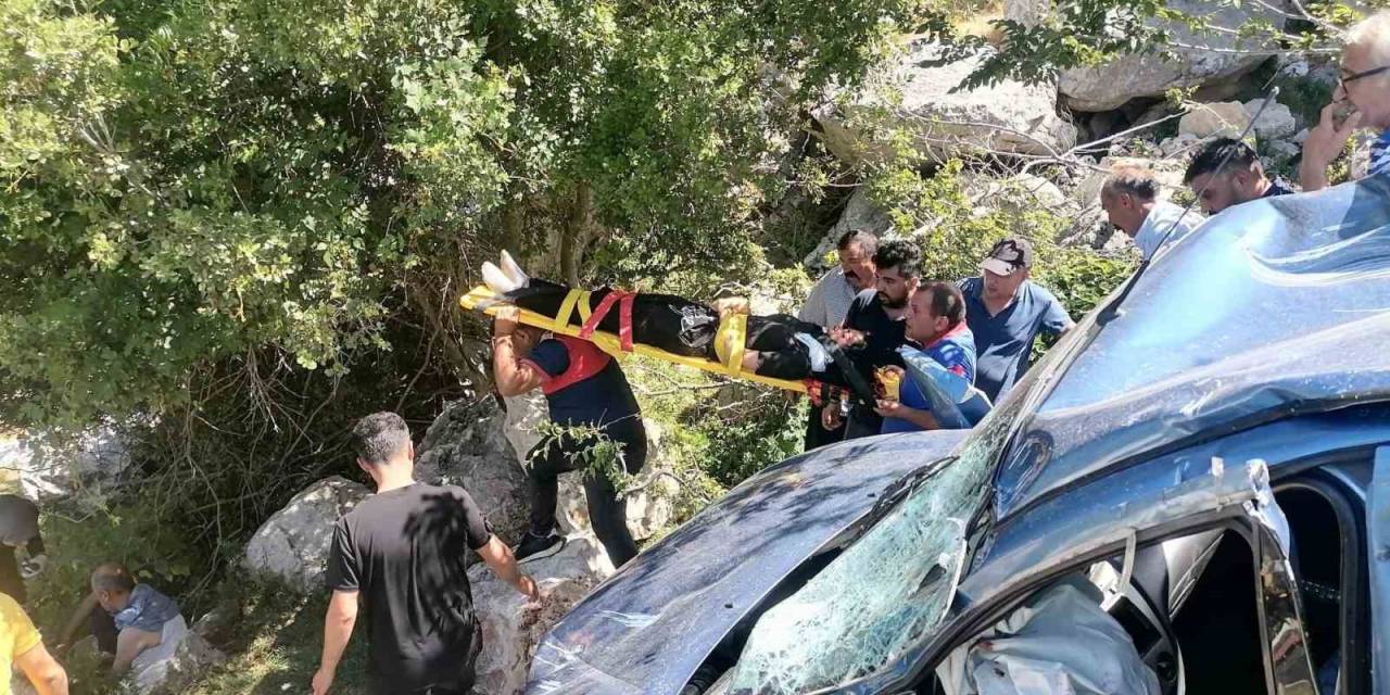 Yayla Yolunda Otomobil Uçuruma Yuvarlandı: 5 Yaralı